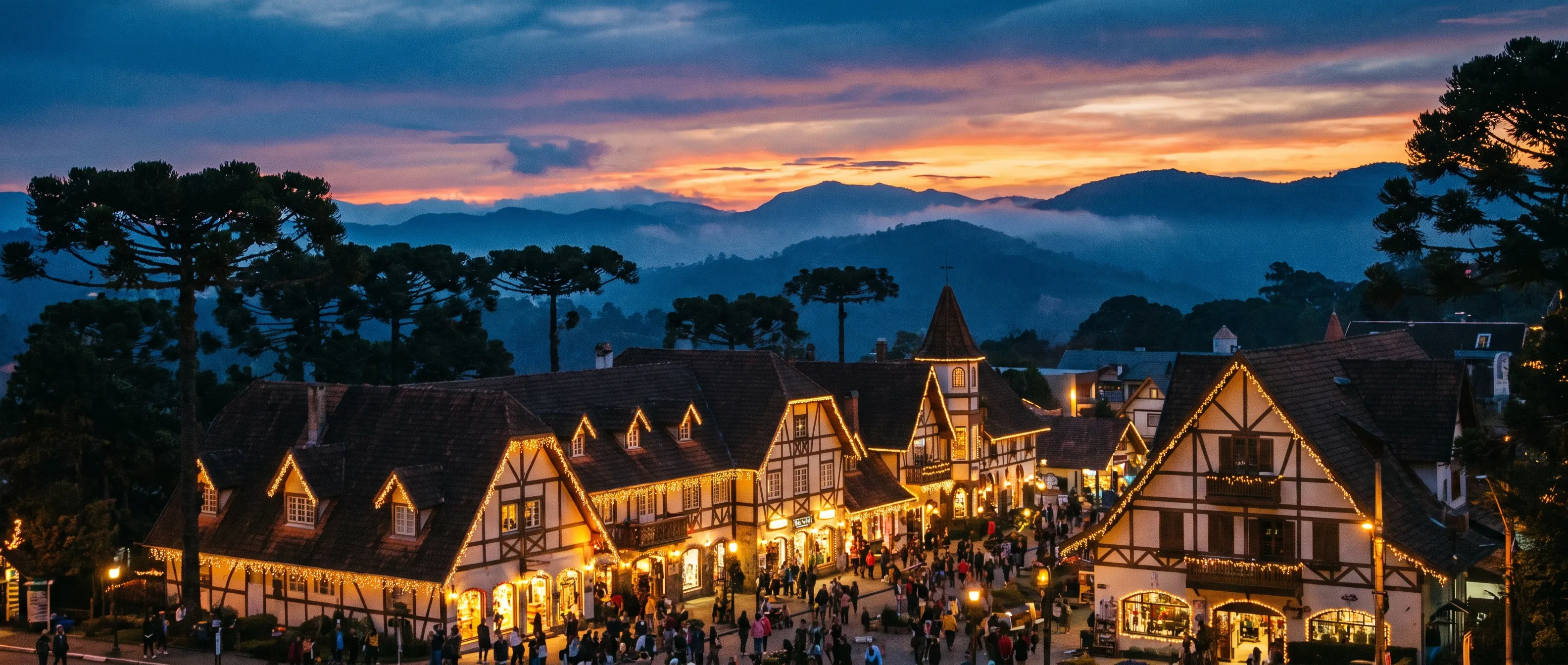 Rua de Gramado decorada e iluminada durante o Natal Luz, à noite