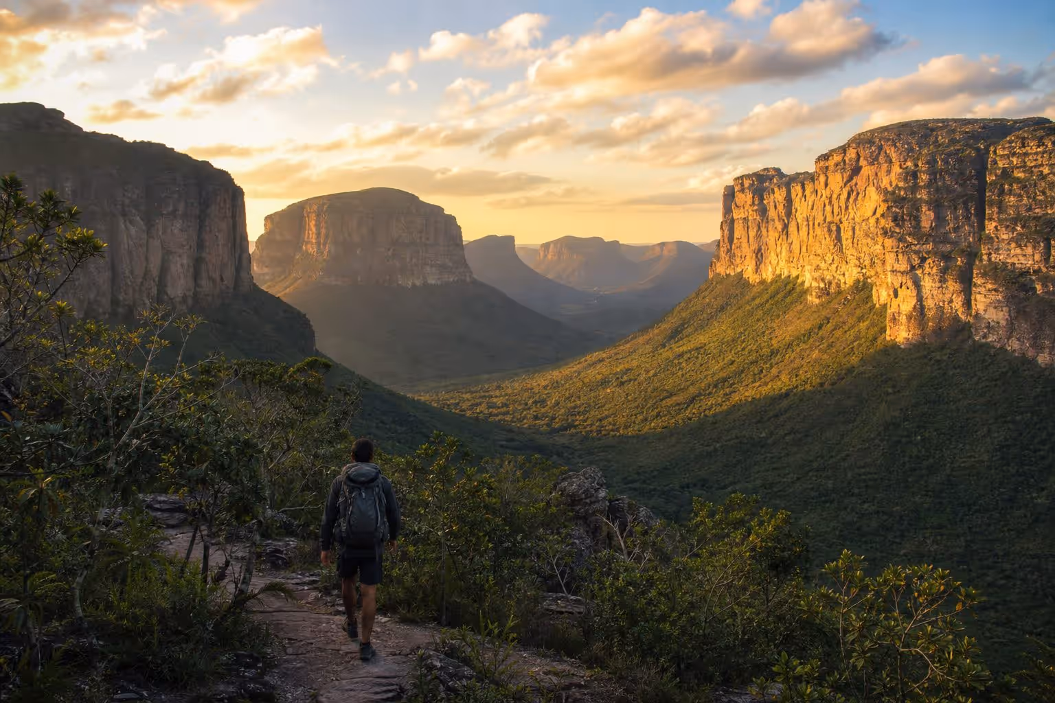 Vale isolado com paredões rochosos durante a travessia do Vale do Pati, na Chapada Diamantina