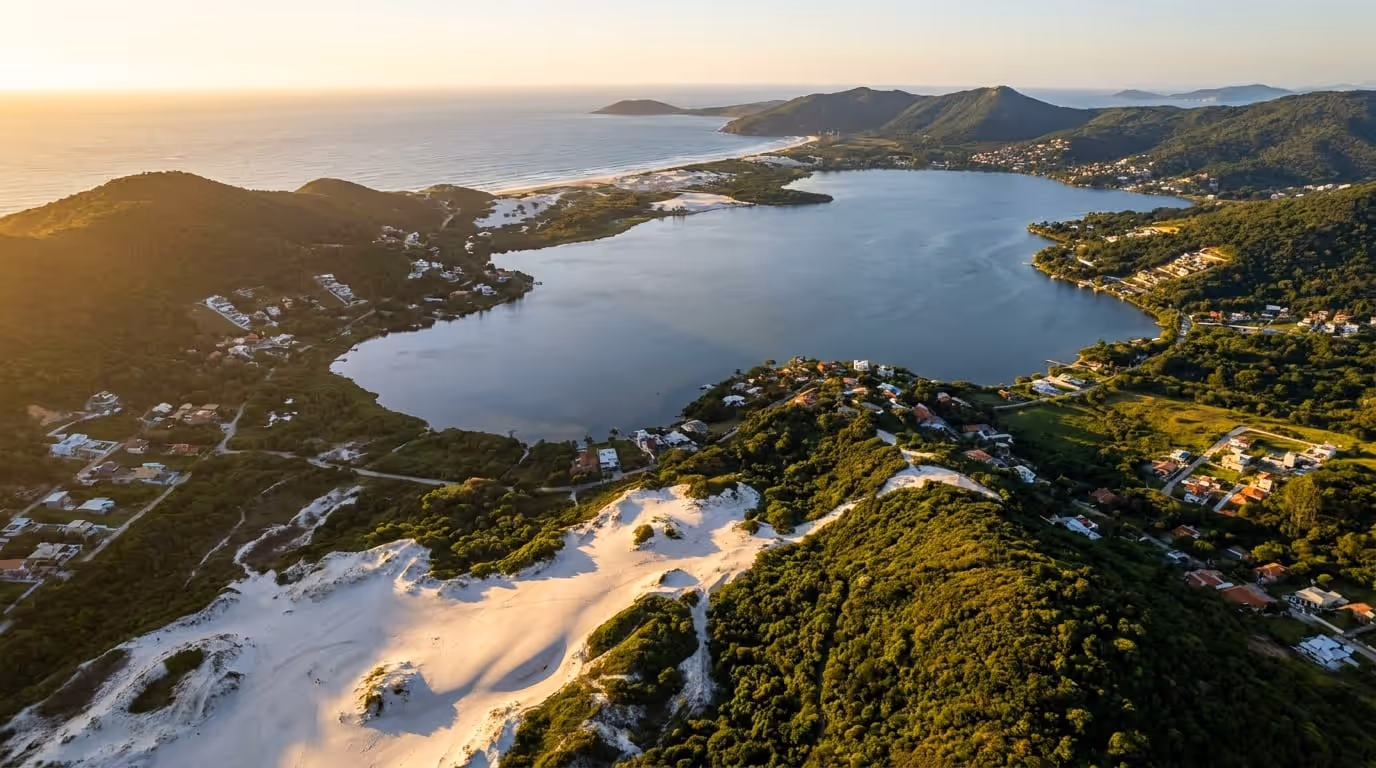 Vista aérea da Lagoa da Conceição e das dunas da Joaquina em Florianópolis