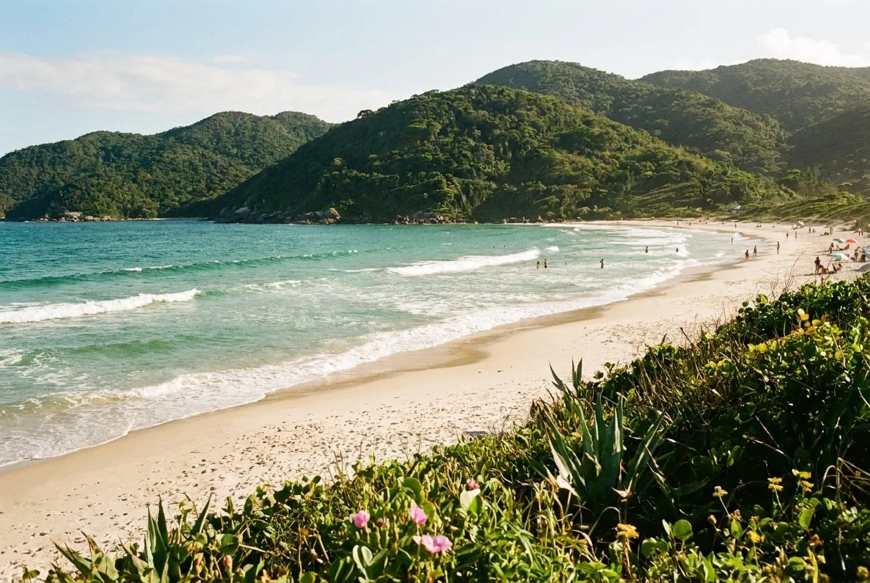 Vista aérea da Lagoa da Conceição e das dunas da Joaquina em Florianópolis
