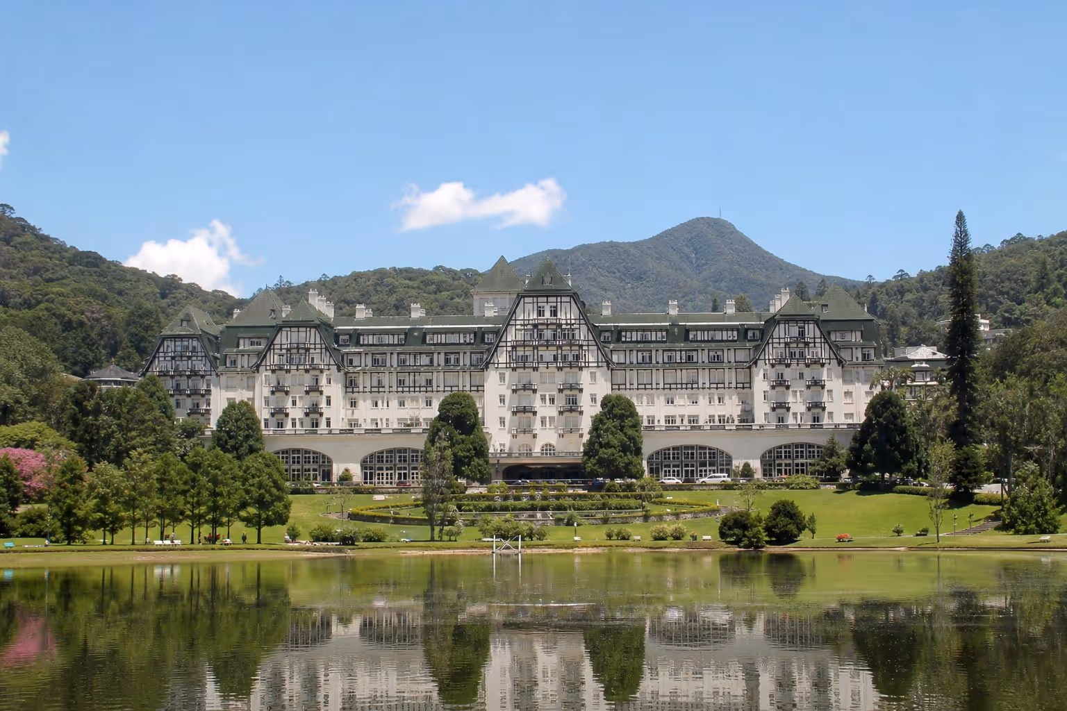 Fachada normanda-francesa do Palácio de Quitandinha vista a partir do lago, em Petrópolis