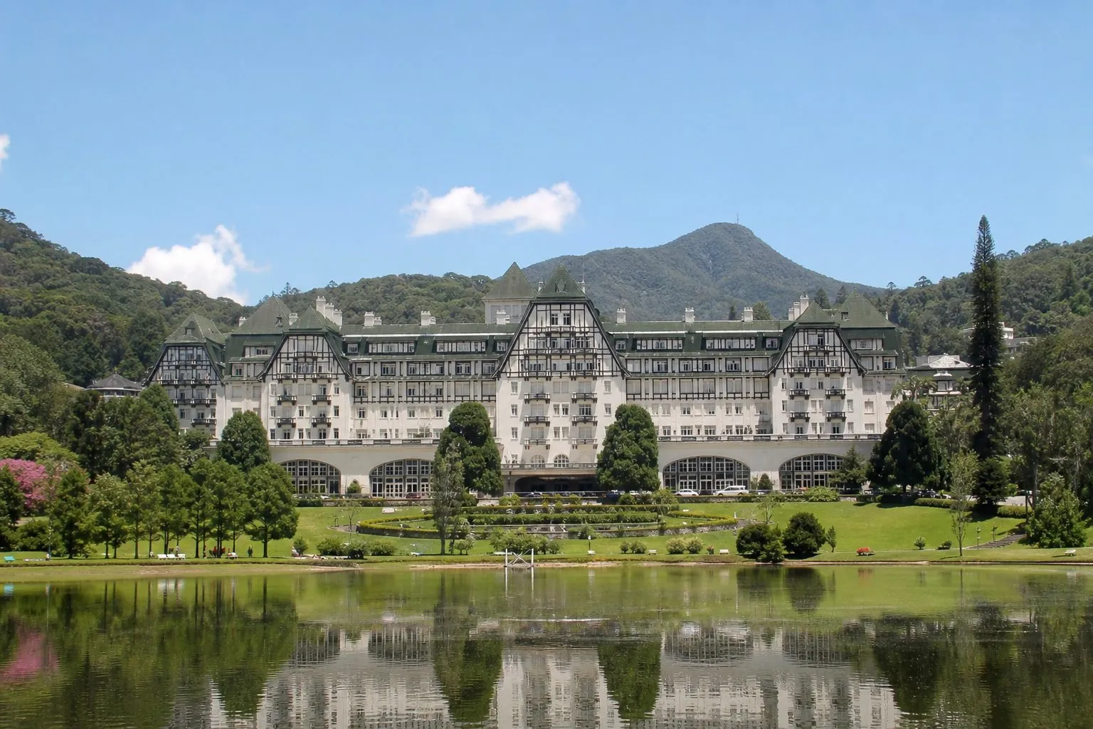 Fachada normanda-francesa do Palácio de Quitandinha vista a partir do lago, em Petrópolis