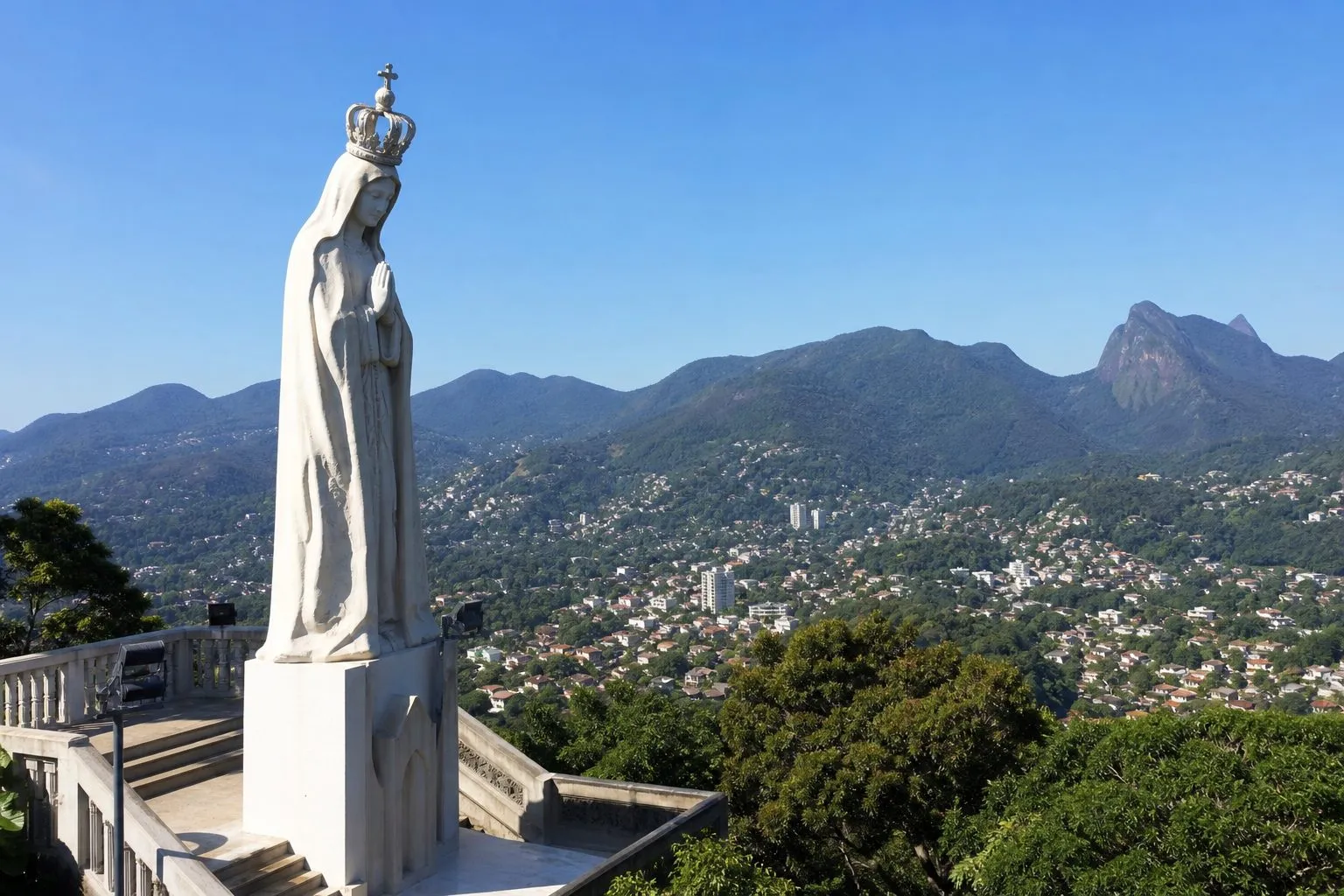 Vista do centro histórico de Petrópolis a partir do mirante do Trono de Fátima