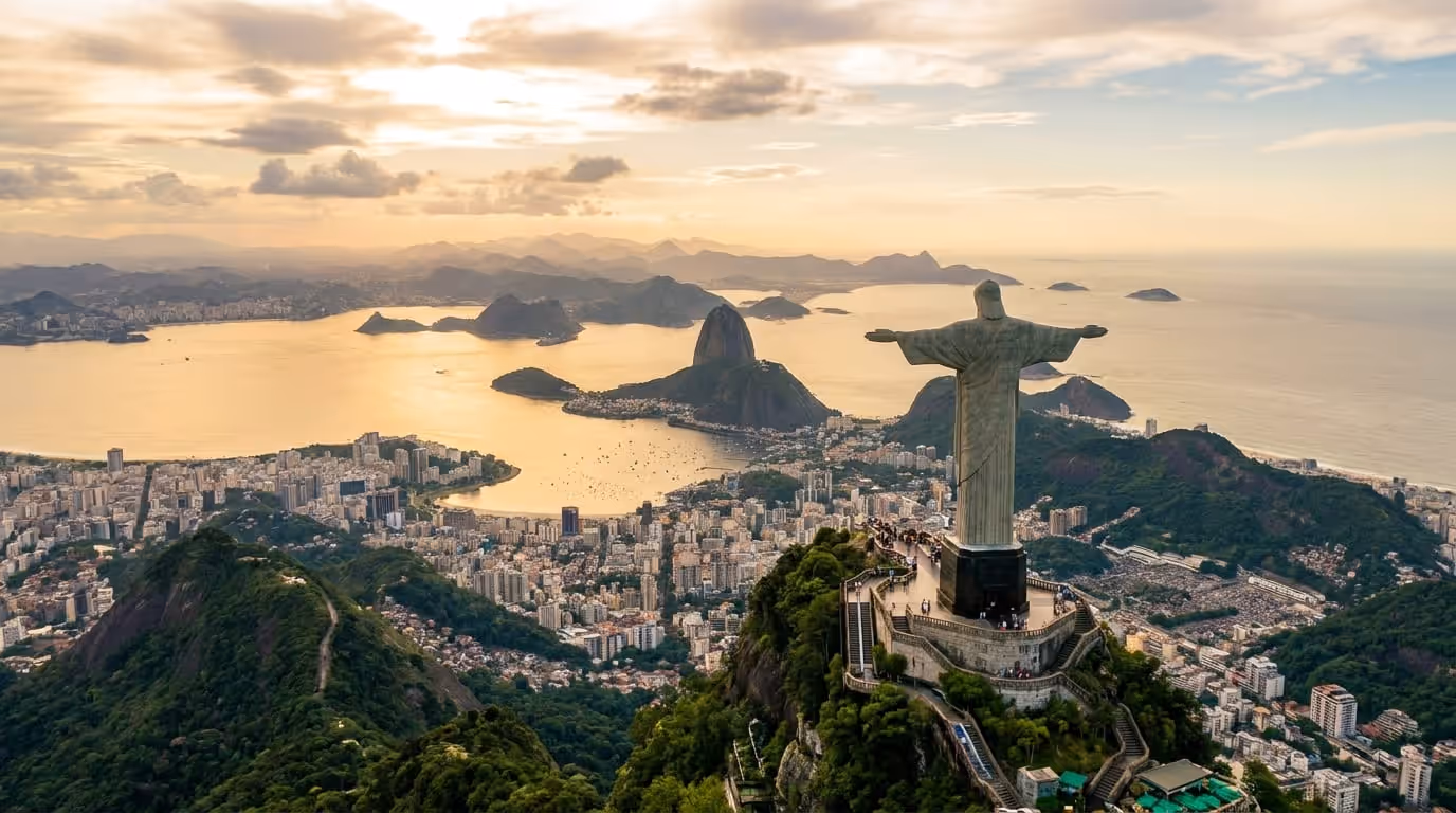 Vista aérea da praia de Copacabana com o Pão de Açúcar ao fundo, Rio de Janeiro